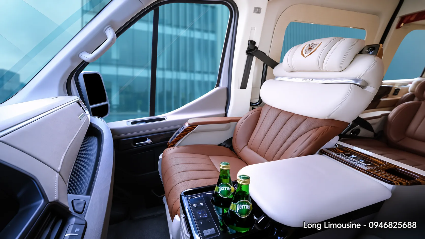Ghế VIP và bàn tiện ích DCar Thương Gia
