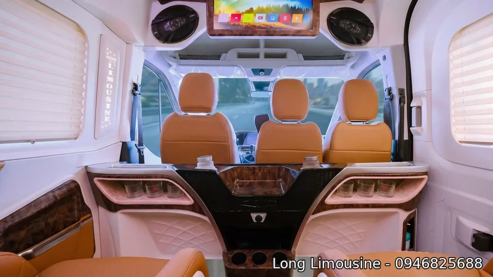 Lựa chọn Ford Transit Limousine 10 chỗ tại DCar