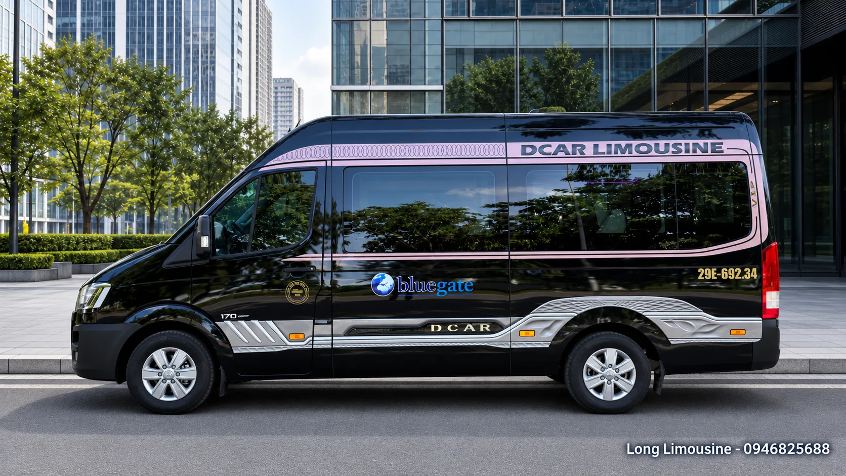 Ford Transit Limousine Hay Hyundai Solati Limousine? Nên Chọn Nền Nào? 4 So sánh mức giá các phiên bản limousine trên hai nền tảng