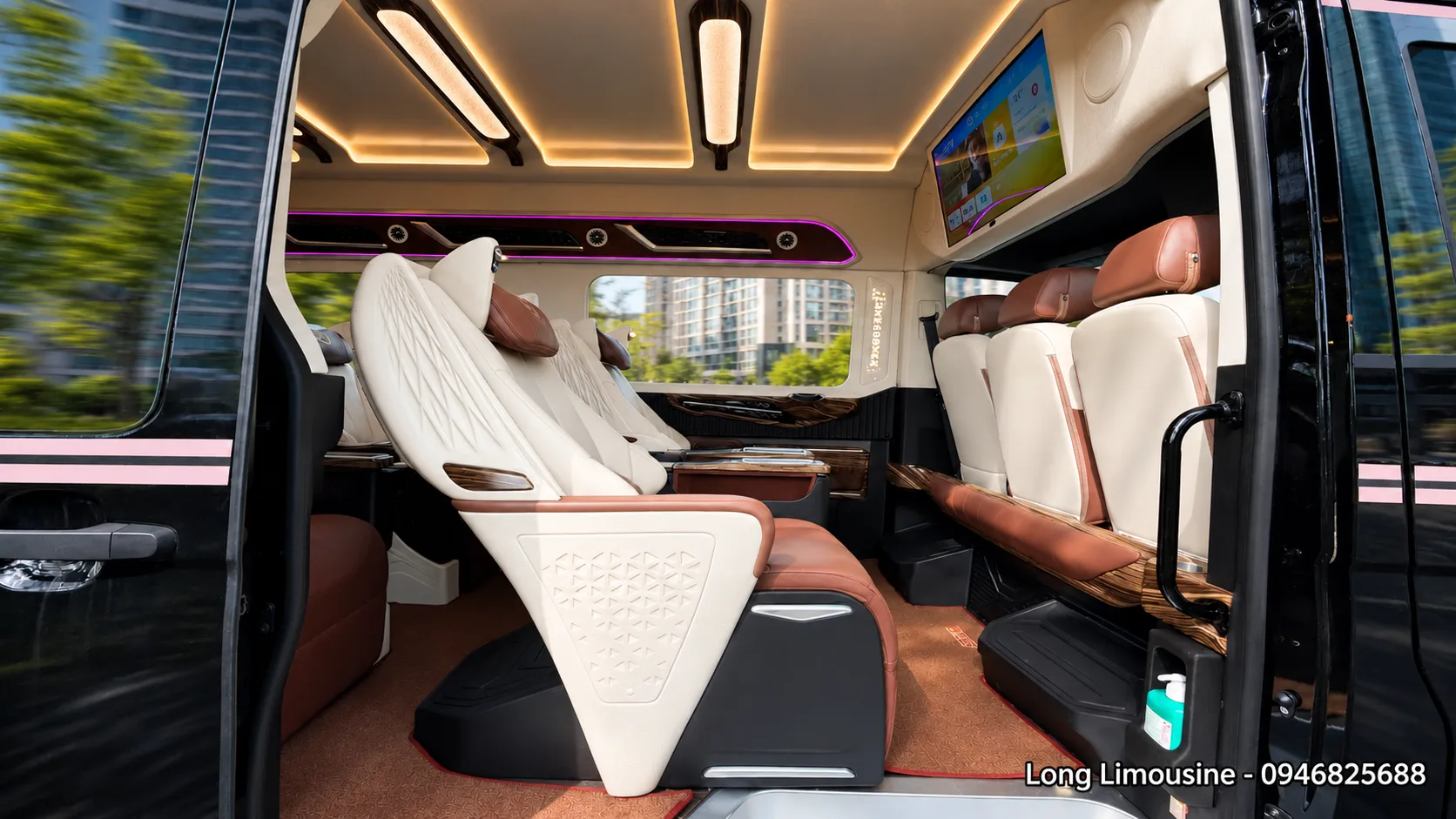 Ford Transit Limousine Hay Hyundai Solati Limousine? Nên Chọn Nền Nào? 2 So sánh không gian khoang nội thất