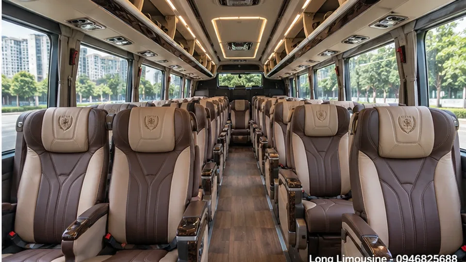 Toàn cảnh khoang hành khách xe limousine 29 chỗ.